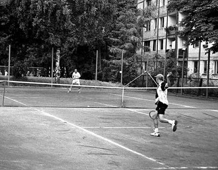 Dariusz Nowak (na pierwszym planie) w drugiej rundzie turnieju singlowego, po zaciętym spotkaniu pokonał Bogusława Dudę. Zdjęcie: Wojciech W. Wacławek