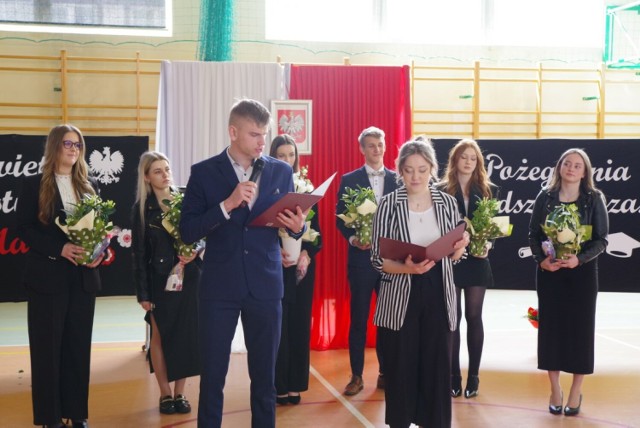 W Powiatowym Zespole Szkół w Sierakowicach tegoroczni absolwenci odebrali świadectwa. Przed nimi matura.