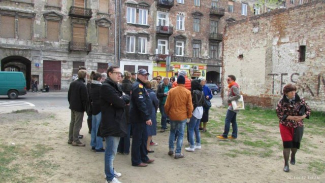 Co to znaczy znać miasto, w którym się mieszka? Wiedzieć, jak nazywają się najważniejsze ulice, gdzie znajdują się słynne muzea, kościoły, zabytki, sklepy i galerie handlowe? Czy o znajomości miasta świadczy to, że wie się, gdzie można dobrze i tanio zjeść oraz dokąd pójść na dobrą imprezę lub koncert? A może to, że zna się jego historię oraz ludzi, którzy w nim mieszkają? Każdy inaczej odpowie na te pytania. Dla jednych znajomość miasta to zdobyta na jego temat wiedza, dla innych wyczucie atmosfery i klimatu, dla jeszcze innych świadomość tego, dlaczego  wygląda tak, a nie inaczej. 

A dla nich - warszawskich przewodników - miasto jest i zawsze będzie nie do końca poznane. To, co można zrobić, to zgłębiać i rozumieć je na wiele różnych sposobów, za każdym razem czytać trochę inaczej. Jak dobrą książkę, do której wraca się wielokrotnie i za każdym razem odkrywa się w niej coś nowego. 