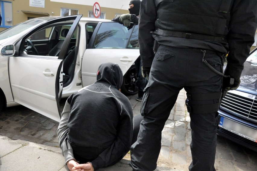 Policja rozbiła grupę przestępczą handlującą dopalaczami [zdjęcia]
