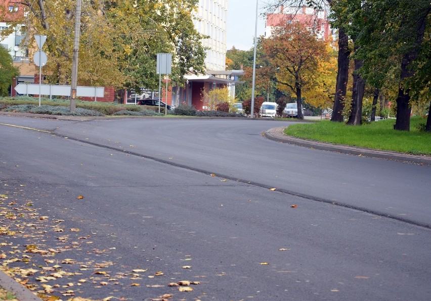 Duże rondo w Głogowie ma już nową nawierzchnię. W nocy z soboty na niedzielę (24/25 października) pomalują poziome znaki