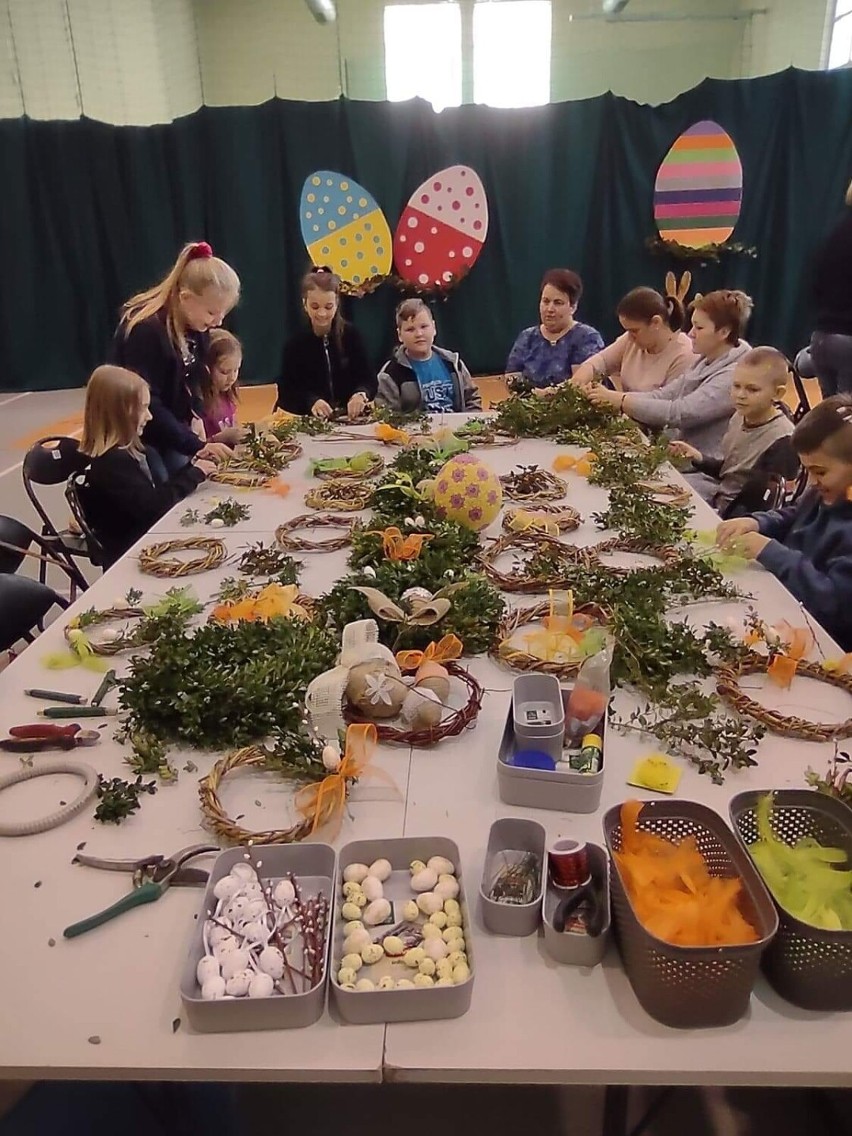 Wielkanocne warsztaty w ZSP w Stobiecku Szlacheckim okazją do integracji z mieszkańcami Ukrainy. ZDJĘCIA