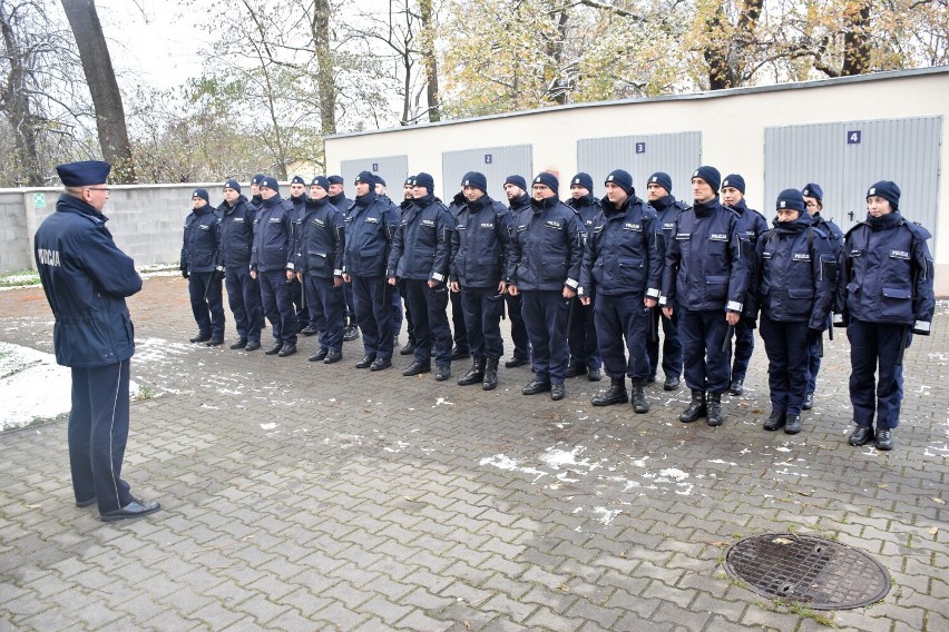 23 młodych policjantów ze szkoły policyjnej w Pile pilnowało...