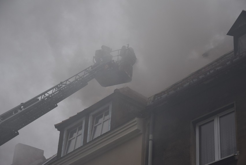 Pożar poddasza kamienicy przy ulicy Targowej w Kaliszu [FOTO, WIDEO]