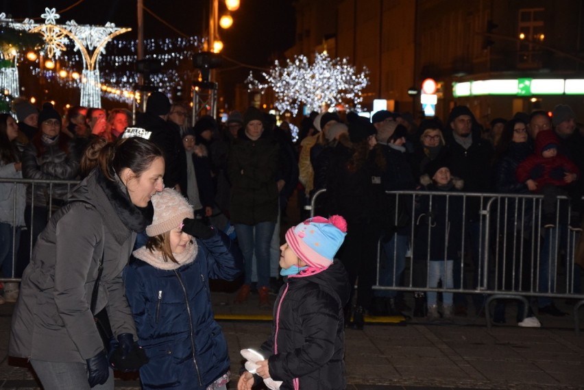 Wielka impreza świąteczna na Placu Biegańskiego w Częstochowie. Gry i zabawy dla dzieci, występy sceniczne dla wszystkich ZDJĘCIA