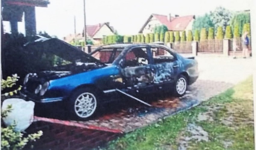 Jastrzębie-Zdrój: podpalił auto, siekierą uderzał w drzwi....