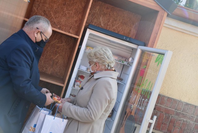 Prostym gestem - zapełnieniem lodówki w artykuły pierwszej potrzeby dla osób w trudnej sytuacji została zainaugurowana działalność wodzisławskiej "Jadłodzielni"

Zobacz kolejne zdjęcia. Przesuwaj zdjęcia w prawo - naciśnij strzałkę lub przycisk NASTĘPNE