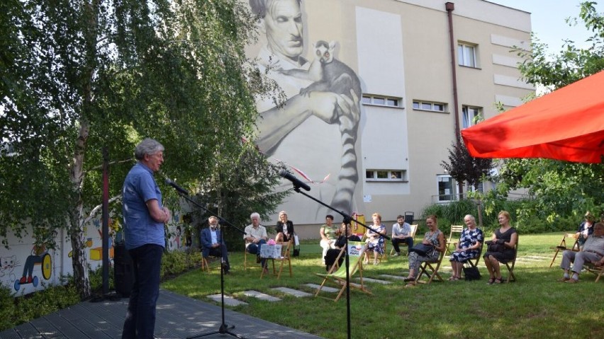 Arkady Fiedler spogląda na mieszkańców z okazałego muralu