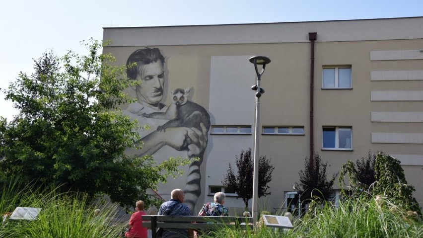 Arkady Fiedler spogląda na mieszkańców z okazałego muralu