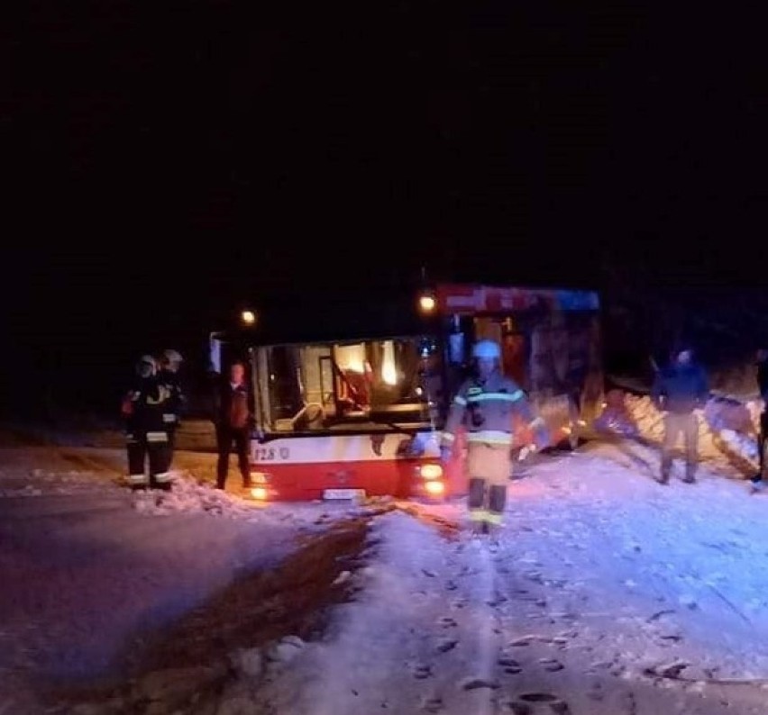 Autobus sądeckiego MPK zsunął się do przydrożnego rowu w Szczereżu