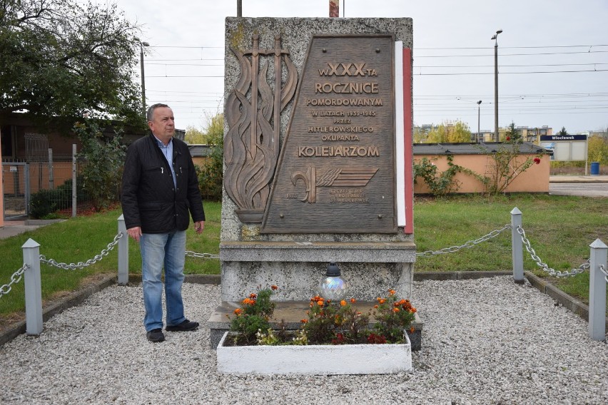 Pomnik przy dworcu upamiętnia m.in. dziadka Pawła Rodeckiego...