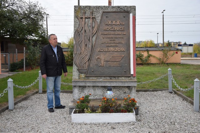 Pomnik przy dworcu upamiętnia m.in. dziadka Pawła Rodeckiego - Wiktora Kosmalskiego.