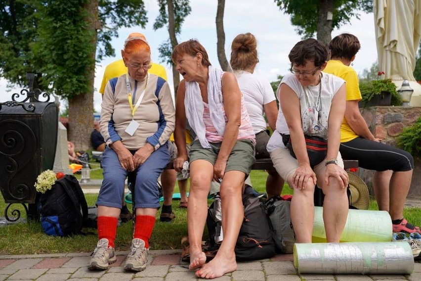 Międzynarodowa Pielgrzymka Suwałki-Wilno 2021. Polacy mieszkający na Litwie sypali kwiaty pod nogi pielgrzymów [Zdjęcia]