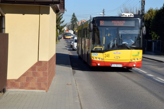 Chodnik prowadzący do przedszkola przy ulicy Malików jest bardzo wąski i przez to niebezpieczny, co piesi muszą schodzić na ruchliwą jezdnię.