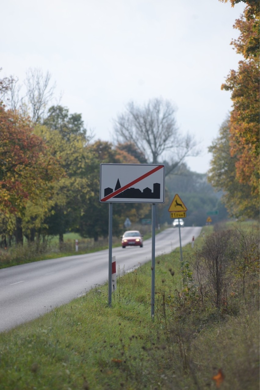 Zatłoczony chodnik, tłum ludzi jednak zwęża się pewnym...