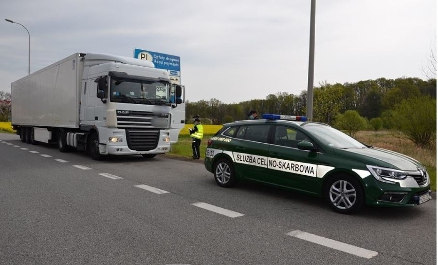 Opolscy celnicy kontrolują transporty towarów na przejściach...