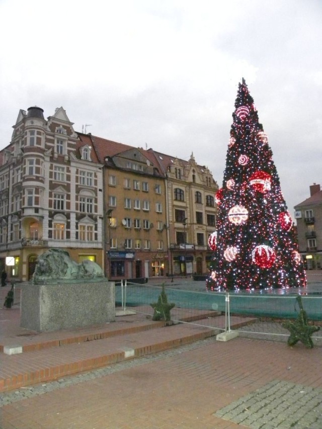 Bytomski Rynek i Śpiący lew czuwający przy choince. Pomnik Theodora Kalide. Fot. Piotr A. Jeleń