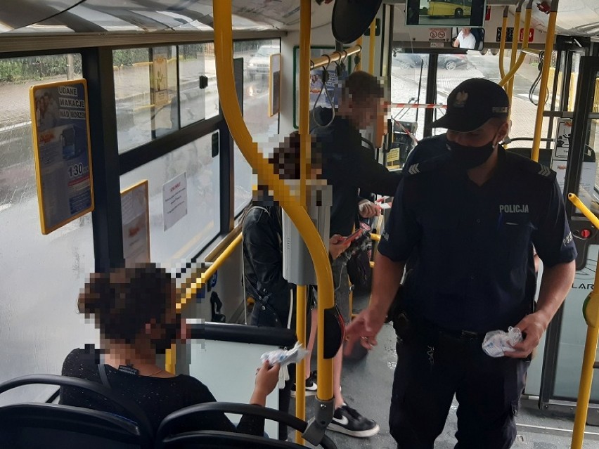 Kontrole w autobusach MPK. Policjanci sprawdzali czy pasażerowie mają maseczki 
