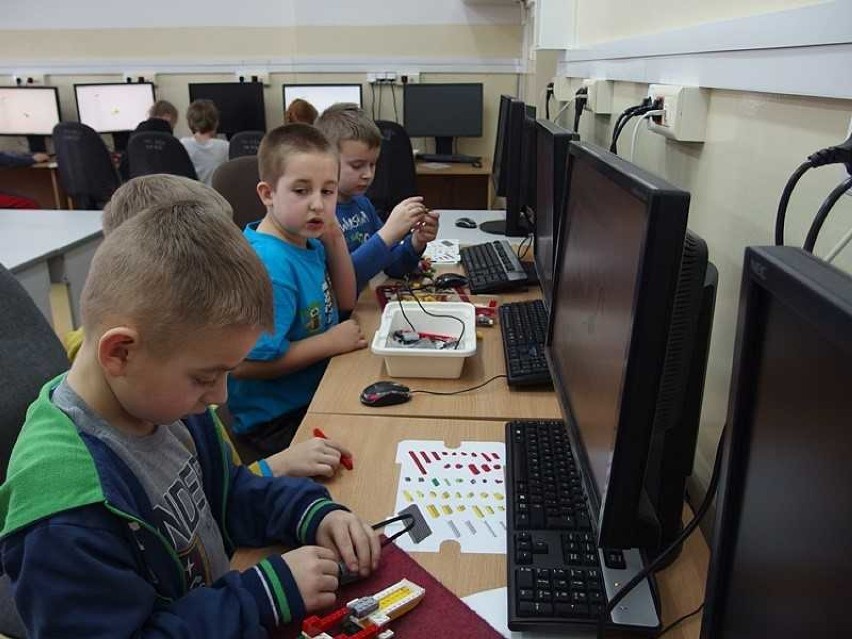 Uczniowie z gminy Świdnica uczą się kodowania (ZDJĘCIA)