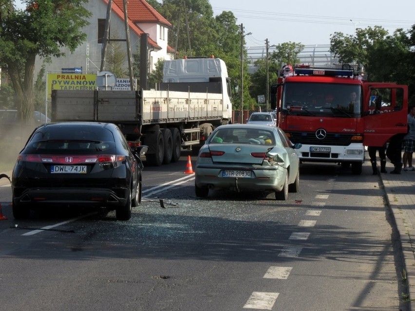 Wrocław: Wypadek na Pełczyńskiej. Kobieta w szpitalu (ZDJĘCIA)