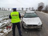 Pijany kierowca spowodował wypadek w Kiełpinie. Pasażerkę śmigłowcem zabrano do szpitala