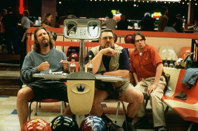 "Big Lebowski"

Jeff nie pracuje, całe dnie spędza w domu. Jeśli już go opuszcza, to tylko po to, by spotkać się z przyjaciółmi, którzy tak jak on są pasjonatami gry w kręgle. Pewnego razu zostaje zaatakowany we własnym mieszkaniu przez dwóch zbirów. Okazało się, że wzięli go za innego mężczyznę o tym samym nazwisku. Ponieważ napastnicy zniszczyli dywan, Jeff postanawia odszukać właściwego Lebowskiego, aby zażądać zadośćuczynienia za szkodę.

Emisja: TNT, godz. 16.10