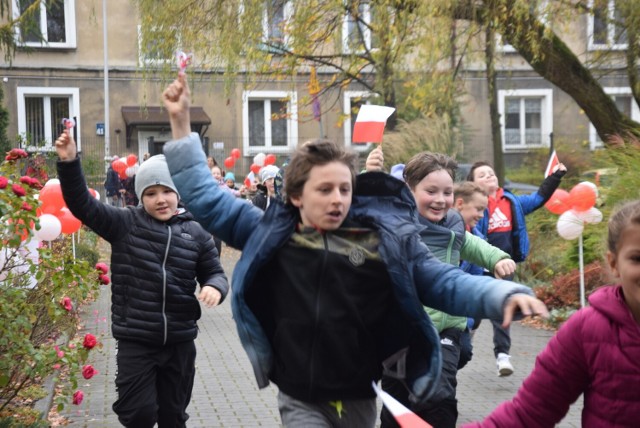 Bieg Niepodległości w SP 14 w Tychach. Zobacz kolejne zdjęcia. Przesuwaj zdjęcia w prawo - naciśnij strzałkę lub przycisk NASTĘPNE