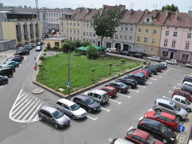 Na Małym Rynku musi się pojawić nowa nawierzchnia, fot. Mariusz Jarzombek