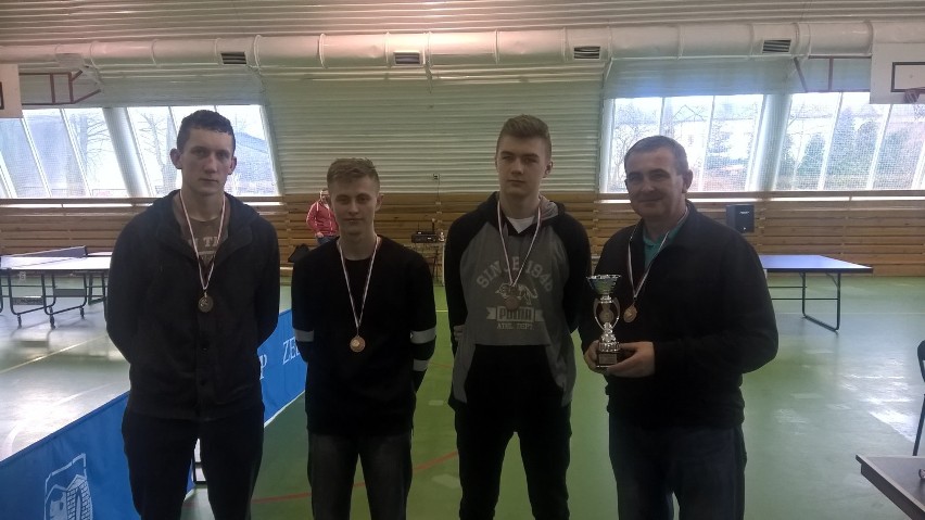 Uczniowie ZS nr 1 w Wieluniu zajęli III miejsce w Wojewódzkich Mistrzostwach w tenisie stołowym