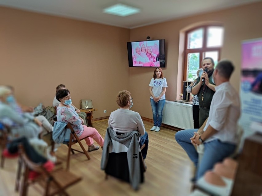 Harcerki ZHR w Inowrocławiu szyły poduszki w kształcie serduszek dla Amazonek. To była akcja charytatywna "Serce od serca" [zdjęcia] 