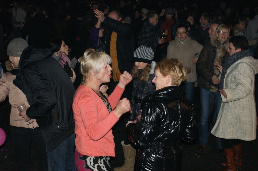 Zabawy sylwestrowe na placu Legionów w Wieluniu. Tak witaliśmy Nowy Rok przed laty ZDJĘCIA