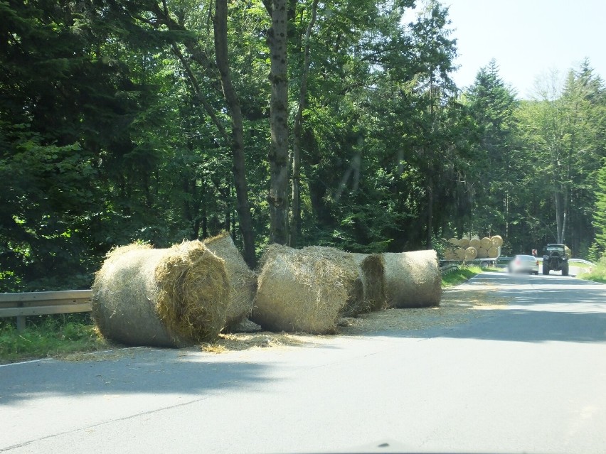 Bale słomy na zjeździe z Magury Małastowskiej