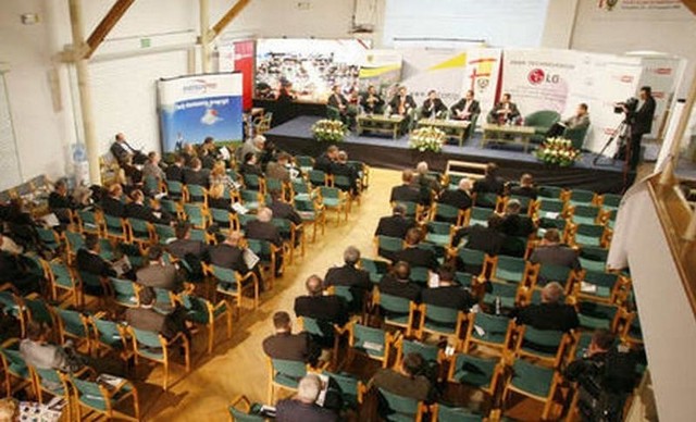 Co roku Forum w Krzyżowej przyciąga rzecze samorządowców i biznesmenów)