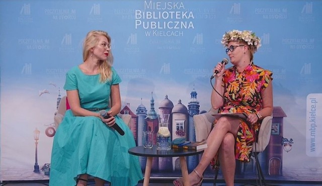 Katarzyna Bonda (z lewej) i Anna Żmudzińska, dyrektor Miejskiej Biblioteki Publicznej w Kielcach.