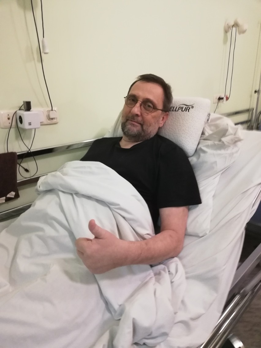 Ratownik medyczny z Bochni pomagał innym wrócić do zdrowia, teraz po udarze jakiego doznał na służbie sam potrzebuje wsparcia