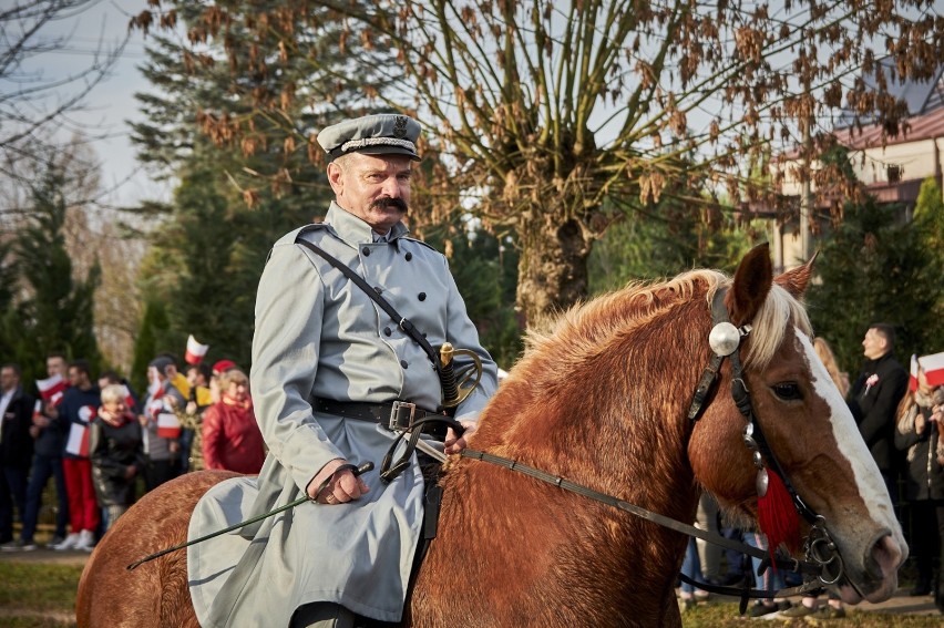 Wjazd Marszałka Józefa Piłsudskiego do Urzędowa - mieszkańcy uczczcili 100-lecie niepodległości Polski (ZDJĘCIA)