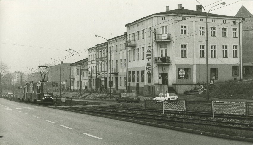 Będzin w latach 90. Pamiętacie jak wyglądał? Zobaczcie stare ZDJĘCIA. Taki był zwykły dzień w mieście... 30 lat temu!