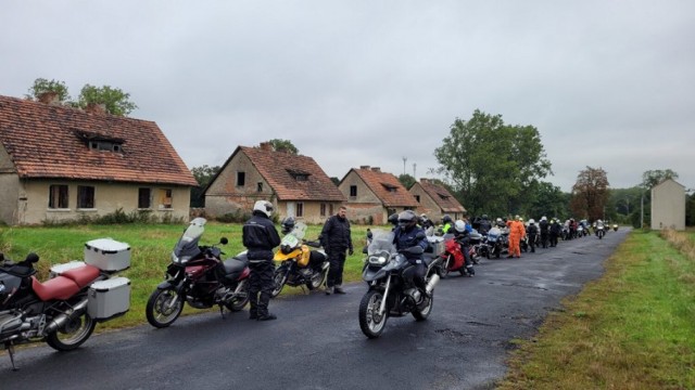 Ponad 50 motocyklistów z całego kraju zjechało na coroczne spotkanie do Siedliska. Tym razem przygotowano wspólną wyprawę m.in. przez Żukowice - opuszczoną wieś. uczestnicy wydarzenia zobaczyli też dwa zabytkowe pałace również opuszczone. Kliknij w przycisk "zobacz galerię" i przesuwaj zdjęcia w prawo - naciśnij strzałkę lub przycisk NASTĘPNE