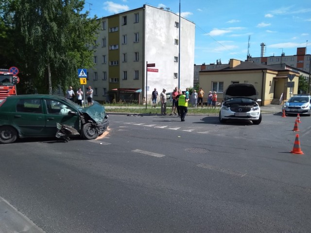 Wypadek na ulicy Brzeźnickiej w Radomsku. 4 osoby przewiezione do szpitala