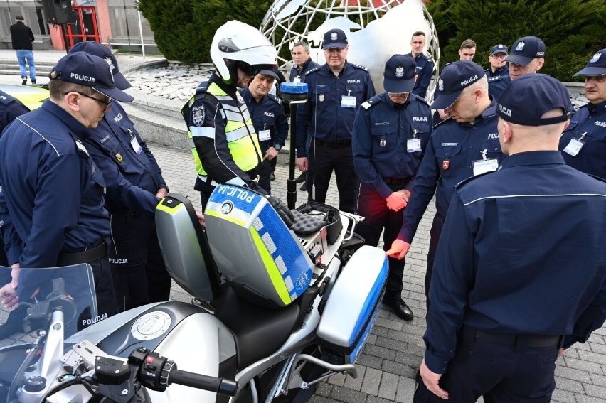 Nowe oznakowanie policyjnych radiowozów i motocykli