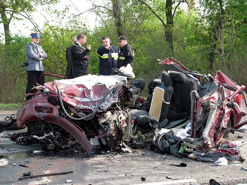 Tragiczny wypadek na trasie nr 25. Trzy osoby nie żyją [WIDEO, ZDJĘCIA]