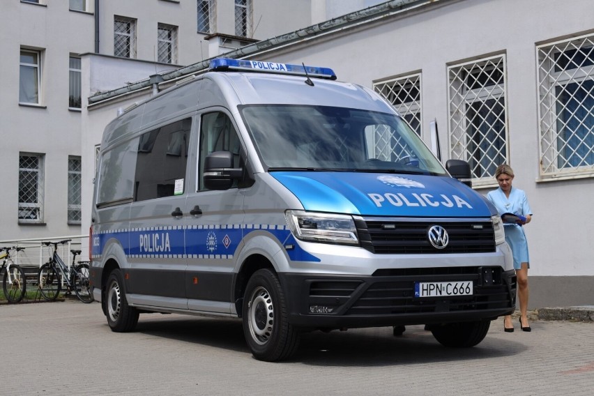 Nowoczesny pojazd dla policjantów z KPP Wejherowo. Mobilne centrum już służy wejherowskim mundurowym | WIDEO, ZDJĘCIA