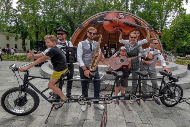 Orkiestra Na Dużym Rowerze w Busku-Zdroju była niezwykłym zjawiskiem. Muzycy nie tylko znakomicie grają muzykę, ale też świetnie sobie radzą na nietypowym rowerze. I to wszystko jednocześnie!