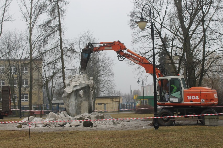 Zburzono pomnik z czasów PRL  na rogu ulic Jana Pawła  II i Granicznej w Tomaszowie [ZDJĘCIA+FILM]