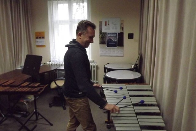 Krzysztof Sypek, dyrektor szkoły muzycznej w Kowalewie Pomorskim prezentuje nowe instrumenty muzyczne