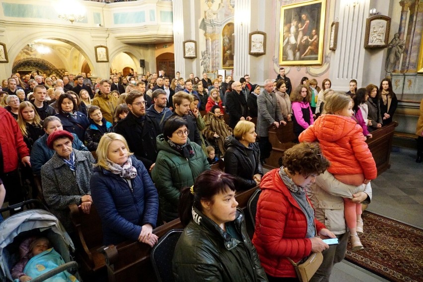 Wielki Piątek w Lublinie. Liturgia Męki Pańskiej w kościele rektoralnym św. Piotra Apostoła. Zobacz zdjęcia