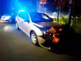 Chevrolet i mitsubishi rozbite w nocnym zderzeniu pod Nowym Sączem. Strażacy w akcji
