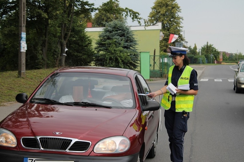 Stargardzka policja rozdaje kierowcom mapki z najlepszymi trasami na letnie wyjazdy