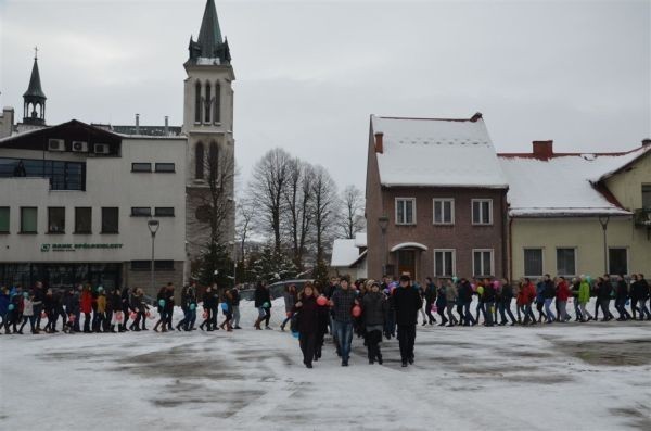 Tegoroczni maturzyści z mszańskich szkół zatańczyli poloneza...