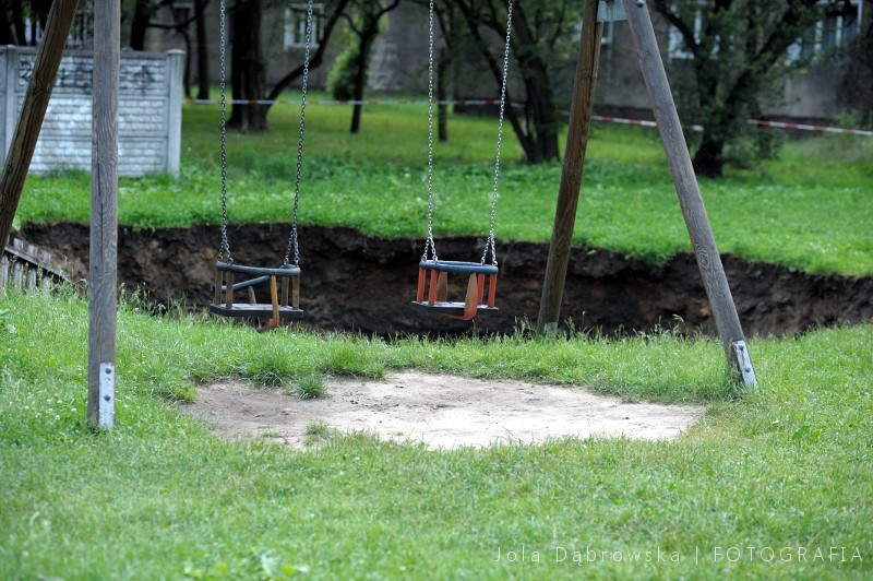 Dziura w Sosnowcu. Zapadła się ziemia na placu zabaw [ZDJĘCIA]